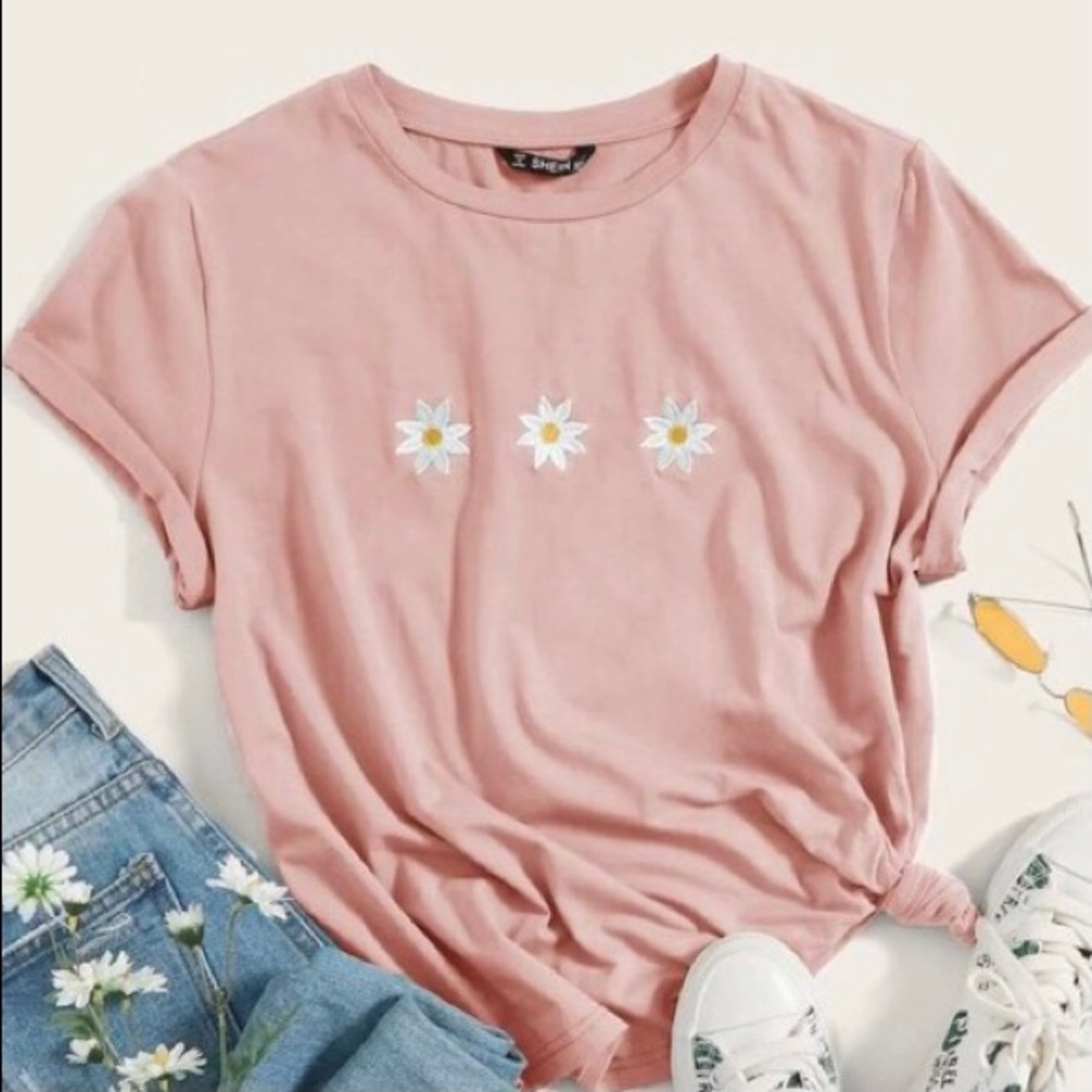 pink tee with white daisy design
